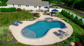 Freeform-pool-with-spa-and-pool-landscaping
